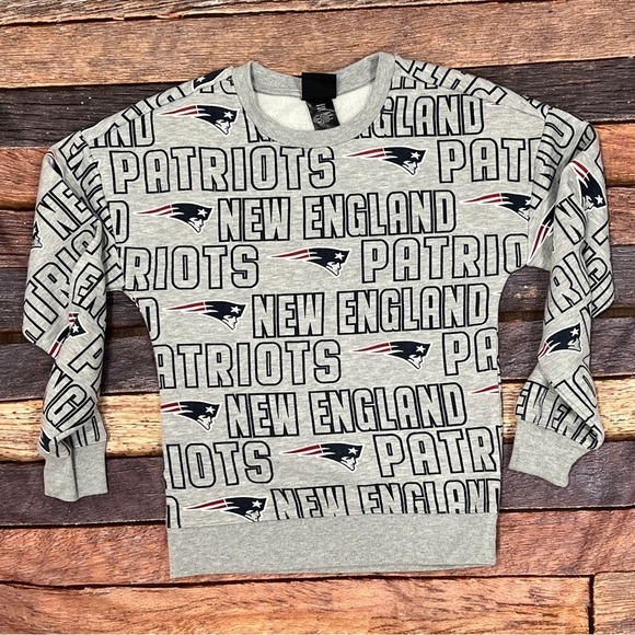 New England Patriots Girls Youth NFL Football Crewneck Pullover Sweatshirt - Picture 1 of 6